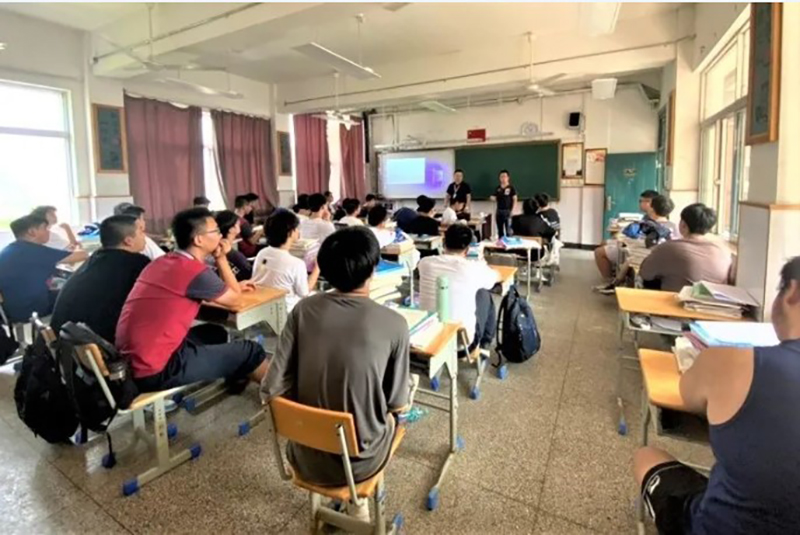 校企融合搭橋梁——工匠進(jìn)校上課啦！(圖1)