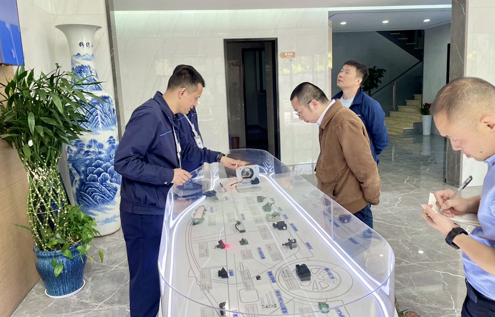 華旭光電一行蒞臨我司參觀(guān)交流(圖1)