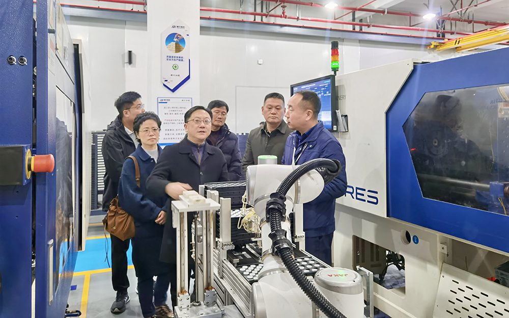 探產(chǎn)改精髓，謀發(fā)展新篇｜海寧市總工會(huì )考察團來(lái)精華股份參觀(guān)交流(圖1)