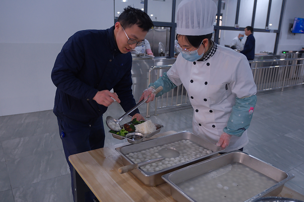 品八方風(fēng)味，享元宵喜樂(lè ) | 公司成功舉辦特產(chǎn)分享及元宵節活動(dòng) 品八方風(fēng)味，享元宵喜樂(lè )。2月12日，傳統元宵佳節，公司在食堂精心組織了“吃湯圓、賞花燈、品特產(chǎn)、投球贏(yíng)獎品”等一系列元宵活動(dòng)，節日氛圍濃厚(圖4)