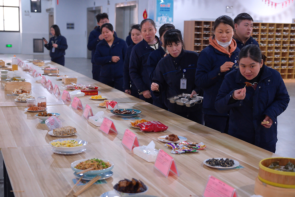 品八方風(fēng)味，享元宵喜樂(lè ) | 公司成功舉辦特產(chǎn)分享及元宵節活動(dòng) 品八方風(fēng)味，享元宵喜樂(lè )。2月12日，傳統元宵佳節，公司在食堂精心組織了“吃湯圓、賞花燈、品特產(chǎn)、投球贏(yíng)獎品”等一系列元宵活動(dòng)，節日氛圍濃厚(圖6)