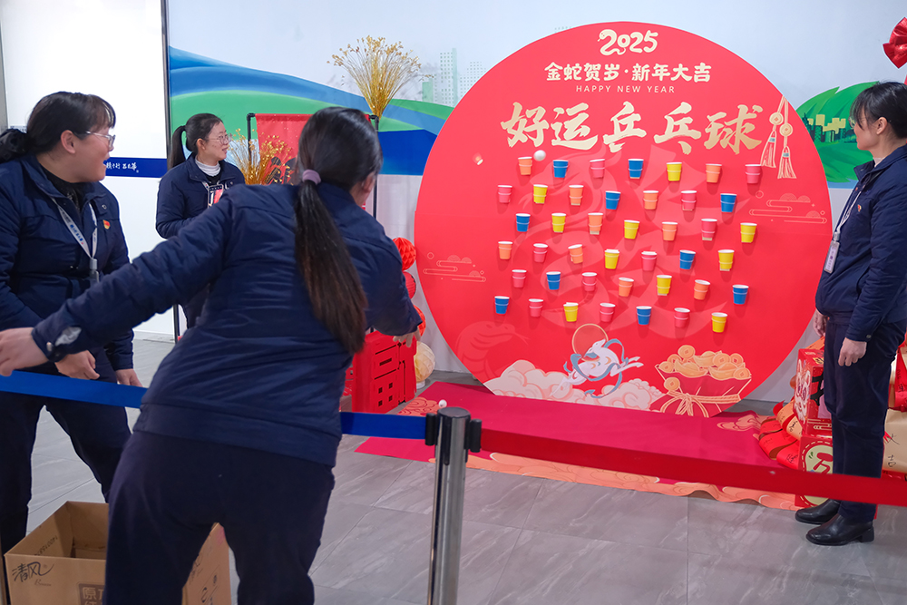 品八方風(fēng)味，享元宵喜樂(lè ) | 公司成功舉辦特產(chǎn)分享及元宵節活動(dòng) 品八方風(fēng)味，享元宵喜樂(lè )。2月12日，傳統元宵佳節，公司在食堂精心組織了“吃湯圓、賞花燈、品特產(chǎn)、投球贏(yíng)獎品”等一系列元宵活動(dòng)，節日氛圍濃厚(圖9)
