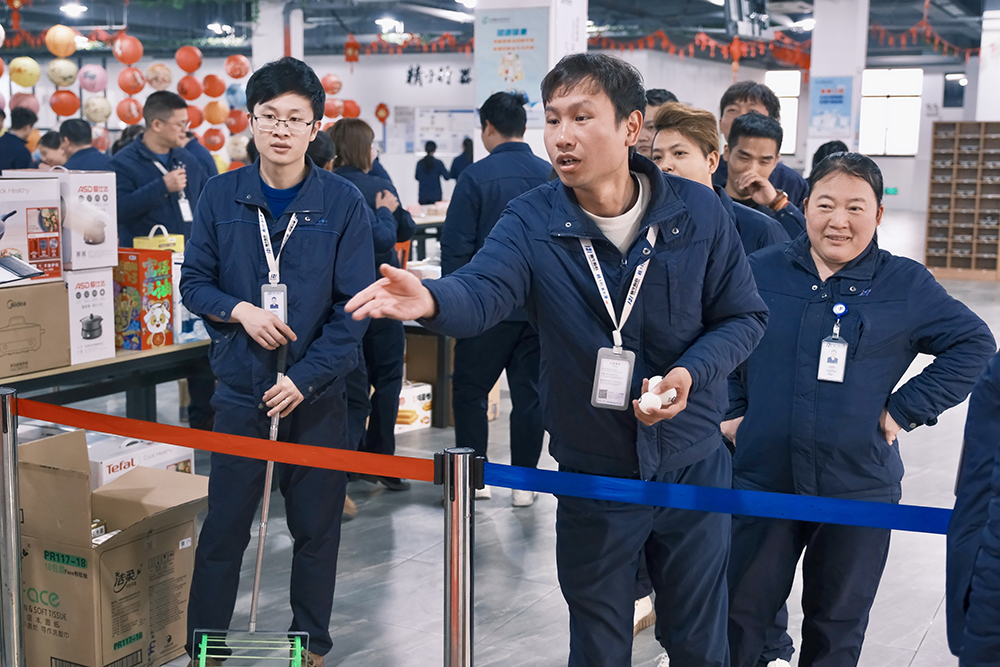 品八方風(fēng)味，享元宵喜樂(lè ) | 公司成功舉辦特產(chǎn)分享及元宵節活動(dòng) 品八方風(fēng)味，享元宵喜樂(lè )。2月12日，傳統元宵佳節，公司在食堂精心組織了“吃湯圓、賞花燈、品特產(chǎn)、投球贏(yíng)獎品”等一系列元宵活動(dòng)，節日氛圍濃厚(圖11)